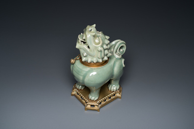 Een Chinese Longquan celadon wierookbrander in de vorm van een luduan met vergulde bronzen montuur, Ming