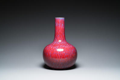 Een grote Chinese flesvormige vaas met flamb&eacute;-glazuur, 19/20e eeuw
