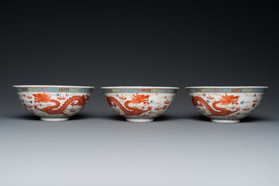 Trois bols en porcelaine de Chine famille rose &agrave; d&eacute;cor de dragons, marque de Qianlong, 19/20&egrave;me