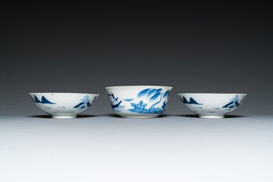 Three Chinese blue and white 'Bleu de Hue' bowls and two dishes for the Vietnamese market, 19th C.