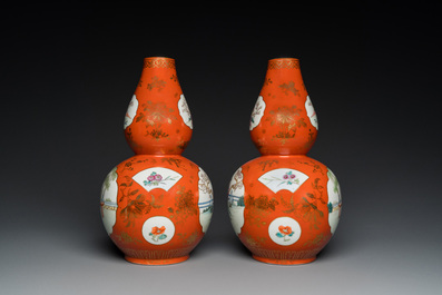 Paire de vases de forme double gourde en porcelaine de Chine famille rose, marque de Qianlong, R&eacute;publique