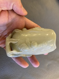 Een Chinese penselenbeker in lichte celadon jade, 19/20e eeuw