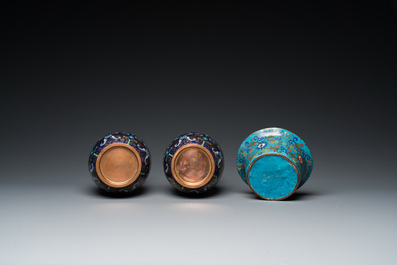 A pair of Chinese cloisonn&eacute; vases, a large covered box and a bowl, 19/20th C.