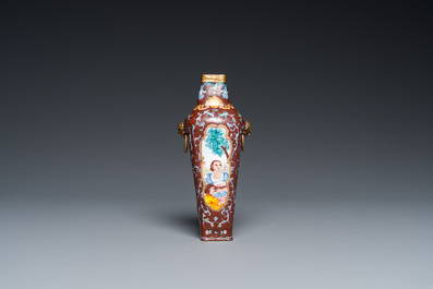 Vase de forme carr&eacute;e en &eacute;maux de Canton ou P&eacute;kin &agrave; d&eacute;cor d'Europ&eacute;ens, marque et probablement &eacute;poque de Qianlong