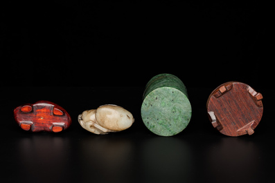 Un pot &agrave; pinceaux, un bracelet et deux sculptures en jade, Chine, 19/20&egrave;me