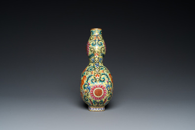 Vase de forme 'bianhu' en porcelaine de Chine famille rose &agrave; fond jaune, marque de Qianlong, R&eacute;publique