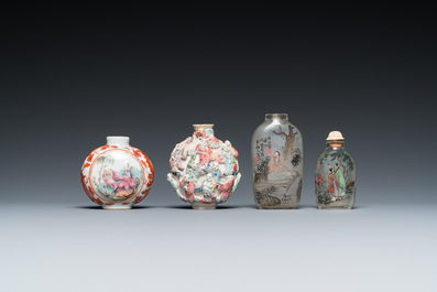 Quatre tabati&egrave;res en porcelaine de Chine famille rose et en verre peint &agrave; l'int&eacute;rieur, 19/20&egrave;me