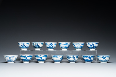 13 tasses et 10 soucoupes en porcelaine de Chine en bleu et blanc &agrave; d&eacute;cor d'une chasse aux lapins, marque de Qianlong, 19&egrave;me