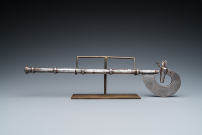 Een Mogol-stijl bijl in de vorm van een antiloop in staal, India, 18/19e eeuw