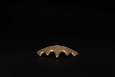 Een Chinese bergvormige penselenrust in met zilver ingelegd verguld brons, Ming