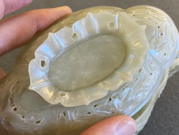 A Chinese reticulated jade bowl and cover, 19/20th C.