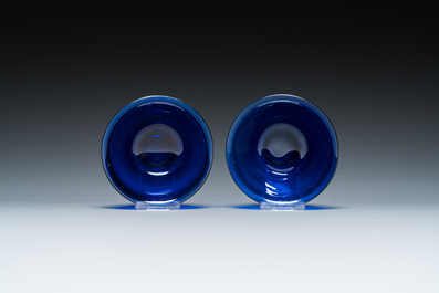 A pair of Chinese blue Beijing glass bowls, 18/19th C.