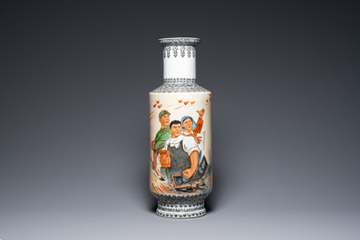 Trois vases de forme rouleau en porcelaine de Chine &agrave; d&eacute;cor de la R&eacute;volution Culturelle, sign&eacute;s Qiu Guang 邱光 et dat&eacute;s 1968