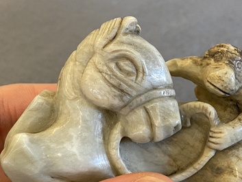 Groupe en jade gris et vert sculpt&eacute; figurant un cheval et un singe, Chine, probablement Ming