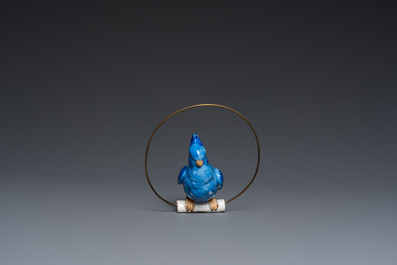 Cage &agrave; oiseaux en cuivre avec un oiseau en porcelaine &agrave; l'int&eacute;rieur, Flandres ou Pays-Bas, 18&egrave;me et 19&egrave;me