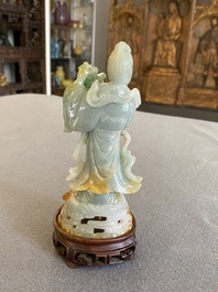 Een Chinese jade sculptuur van een dame op houten sokkel, Qing