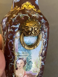 Vase de forme carr&eacute;e en &eacute;maux de Canton ou P&eacute;kin &agrave; d&eacute;cor d'Europ&eacute;ens, marque et probablement &eacute;poque de Qianlong