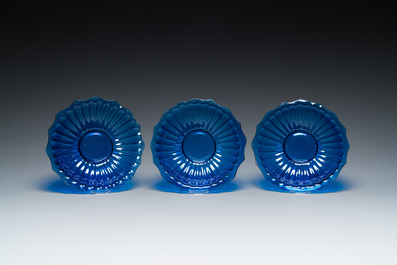 Drie Chinese borden in blauw Peking glas, 19/20e eeuw