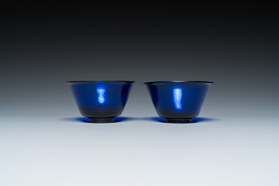 Een paar Chinese kommen in blauw Peking glas, 18/19e eeuw