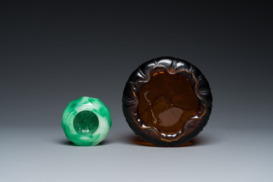 Twee Chinese penselenwassers in amberkleurig en faux jadeiet Peking glas, 19/20e eeuw