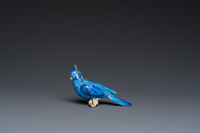 Cage &agrave; oiseaux en cuivre avec un oiseau en porcelaine &agrave; l'int&eacute;rieur, Flandres ou Pays-Bas, 18&egrave;me et 19&egrave;me