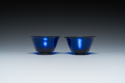 Een paar Chinese kommen in blauw Peking glas, 18/19e eeuw