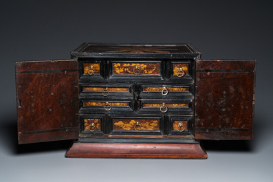 Petit cabinet en bois laqu&eacute; pour le march&eacute; europ&eacute;en, Japon, Edo, 18&egrave;me