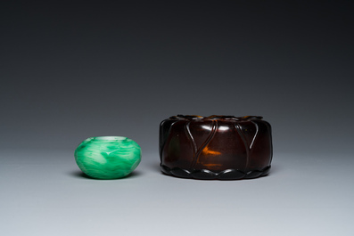 Twee Chinese penselenwassers in amberkleurig en faux jadeiet Peking glas, 19/20e eeuw