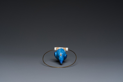 Cage &agrave; oiseaux en cuivre avec un oiseau en porcelaine &agrave; l'int&eacute;rieur, Flandres ou Pays-Bas, 18&egrave;me et 19&egrave;me