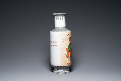 Trois vases de forme rouleau en porcelaine de Chine &agrave; d&eacute;cor de la R&eacute;volution Culturelle, sign&eacute;s Qiu Guang 邱光 et dat&eacute;s 1968