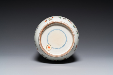 Vase de forme rouleau en porcelaine de Chine famille verte &agrave; d&eacute;cor de gar&ccedil;ons jouant, 19&egrave;me