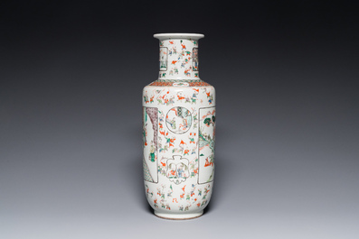 Vase de forme rouleau en porcelaine de Chine famille verte &agrave; d&eacute;cor de gar&ccedil;ons jouant, 19&egrave;me