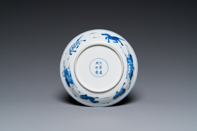 Coupe en porcelaine de Chine en bleu et blanc &agrave; d&eacute;cor des 'chevaux de Mu Wang', marque et &eacute;poque de Kangxi