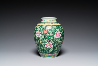 Vase en porcelaine de Chine famille rose &agrave; d&eacute;cor de rinceaux floraux, 19/20&egrave;me