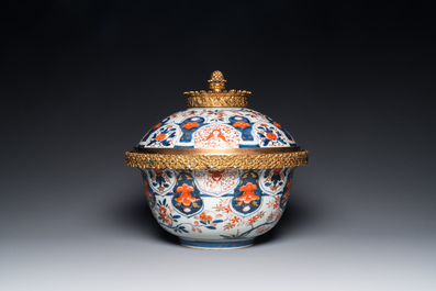 Een grote Japanse Imari dekselkom met vergulde bronzen montuur, Edo, 18e eeuw