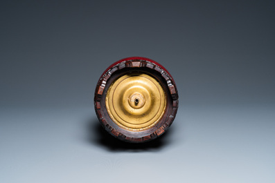 Een Chinese flesvormige vaas met flamb&eacute;-glazuur als lamp gemonteerd, 19e eeuw