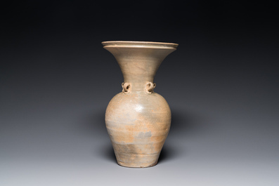 Vase de type yueyao &agrave; bouche &eacute;vas&eacute;e, Chine, probablement Tang