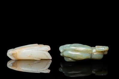 Een Chinese witte jade snuiffles en een groene jade 'Boeddha hand', Qing