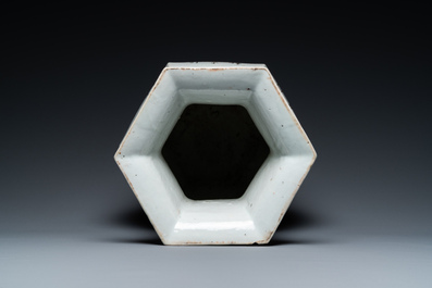 Een Chinese hexagonale qianjiang cai 'hu' vaas, gesigneerd Yi Long 義隆 en gedateerd 1900