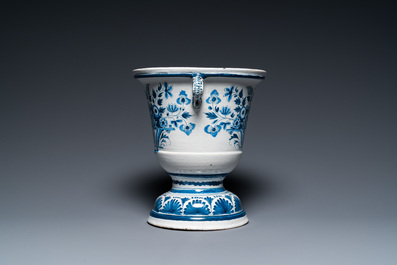 A Dutch Delft blue and white jardini&egrave;re with flowervases, 18th C.