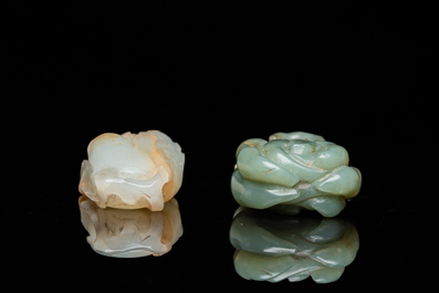 Une tabati&egrave;re en jade blanc et un pendentif en forme de 'main de Bouddha' en jade vert, Chine, Qing