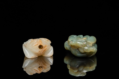 A Chinese white jade snuff bottle and a green jade 'Buddha hand' pendant, Qing