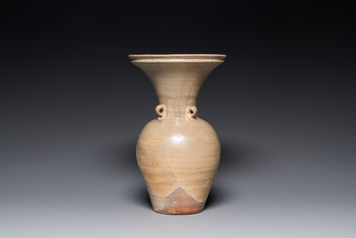 Vase de type yueyao &agrave; bouche &eacute;vas&eacute;e, Chine, probablement Tang