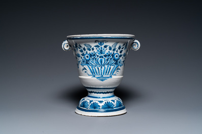 A Dutch Delft blue and white jardini&egrave;re with flowervases, 18th C.