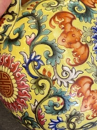 Vase de forme 'bianhu' en porcelaine de Chine famille rose &agrave; fond jaune, marque de Qianlong, R&eacute;publique