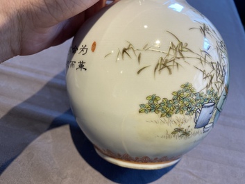Quatre vases en porcelaine de Chine &agrave; d&eacute;cor de la R&eacute;volution Culturelle figurant des fermiers et des enfants, marque Zhong Guo Jing De Zhen Zhi, 20&egrave;me