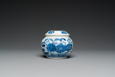 A Chinese blue and white 'Bleu de Hue' water pipe for the Vietnamese market, Lưu hương nh&atilde; ngoạn 雅玩留香 mark, 19th C.