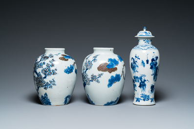 Een paar Chinese blauw-witte en koperrode vazen, een blauw-witte dekselvaas en een Canton famille rose dekseldoos, 19/20e eeuw