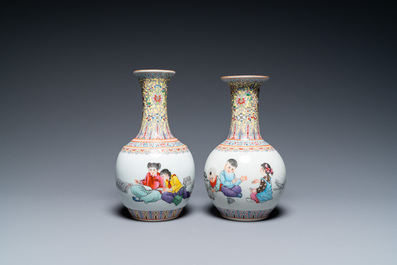 Quatre vases en porcelaine de Chine &agrave; d&eacute;cor de la R&eacute;volution Culturelle figurant des fermiers et des enfants, marque Zhong Guo Jing De Zhen Zhi 中國景德鎮製