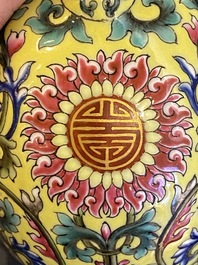 Vase de forme 'bianhu' en porcelaine de Chine famille rose &agrave; fond jaune, marque de Qianlong, R&eacute;publique